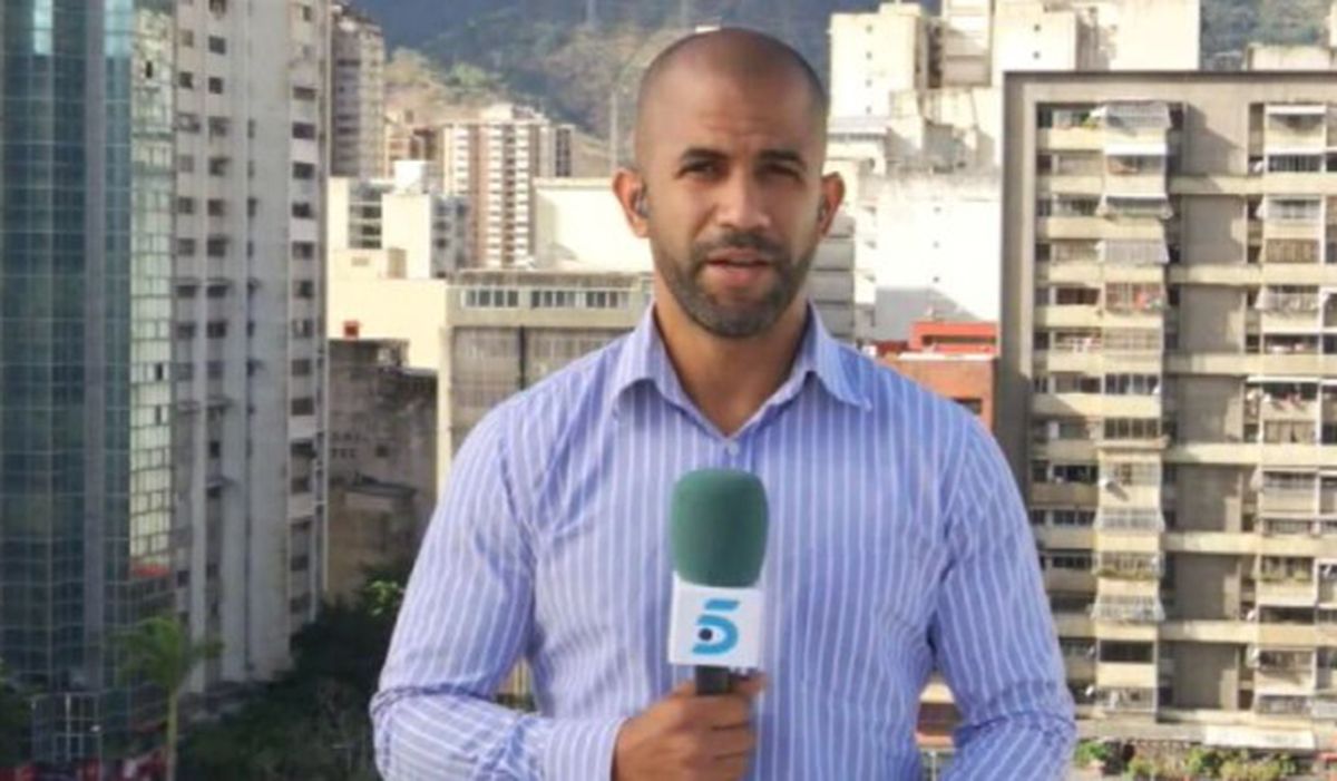 Ángel Rafael Cedeño, durante una de sus conexiones con Telecinco. El corresponsal ha fallecido en Venezuela por el abandono sanitario del país.