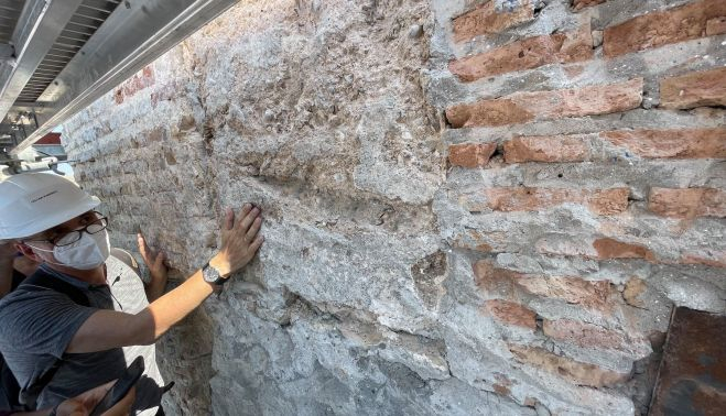 Un momento de la inspección de los trabajos en el Arco de la Macarana.   AYUNTAMIENTO DE SEVILLA.