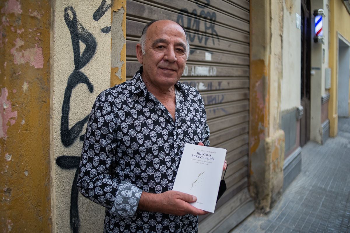 Manuel Montero con su nuevo libro, en la calle Caballeros de Jerez, en días pasados.