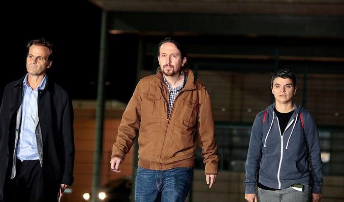 El líder de Podemos, Pablo Iglesias, acompañado por la diputada de En Comú Podem en el Congreso, Lucía Martín, y el teniente de alcalde en el Ayuntamiento de Barcelona, Jaume Asens. 