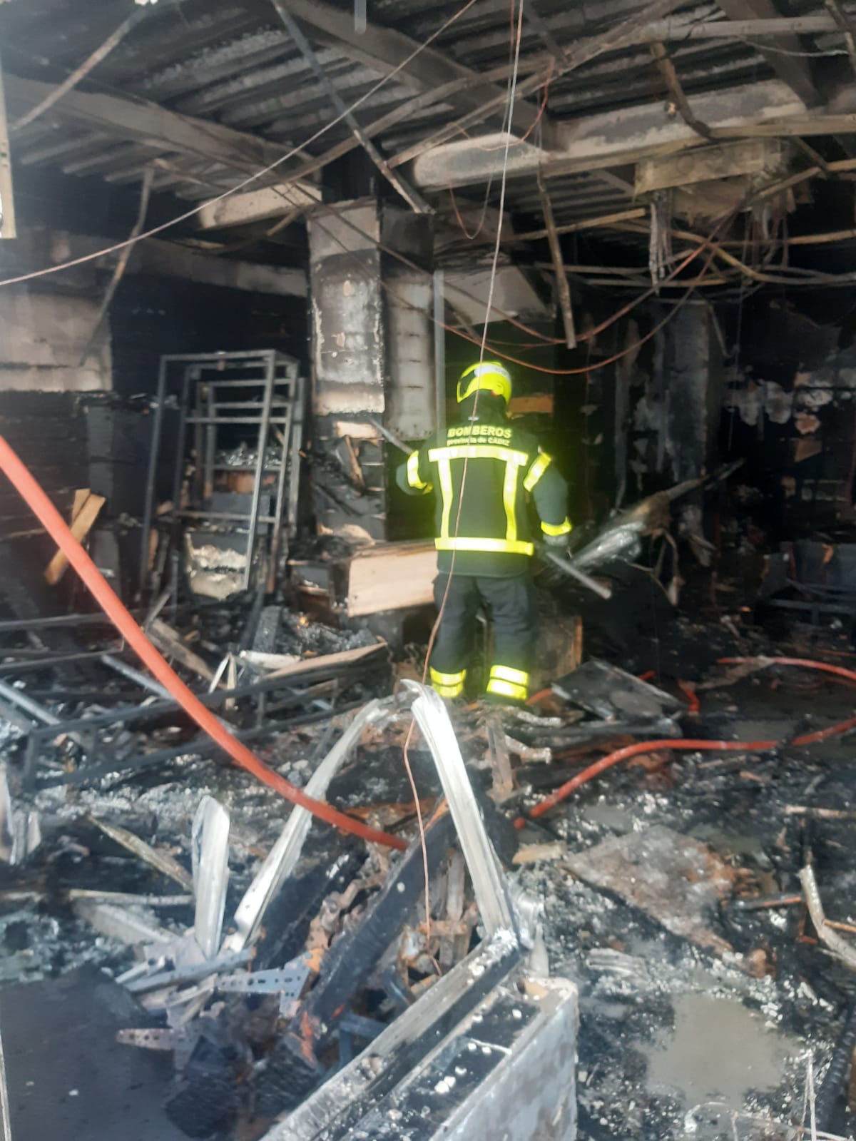 Un fuego en una tienda de muebles obliga a desalojar dos plantas de viviendas en Vejer. 