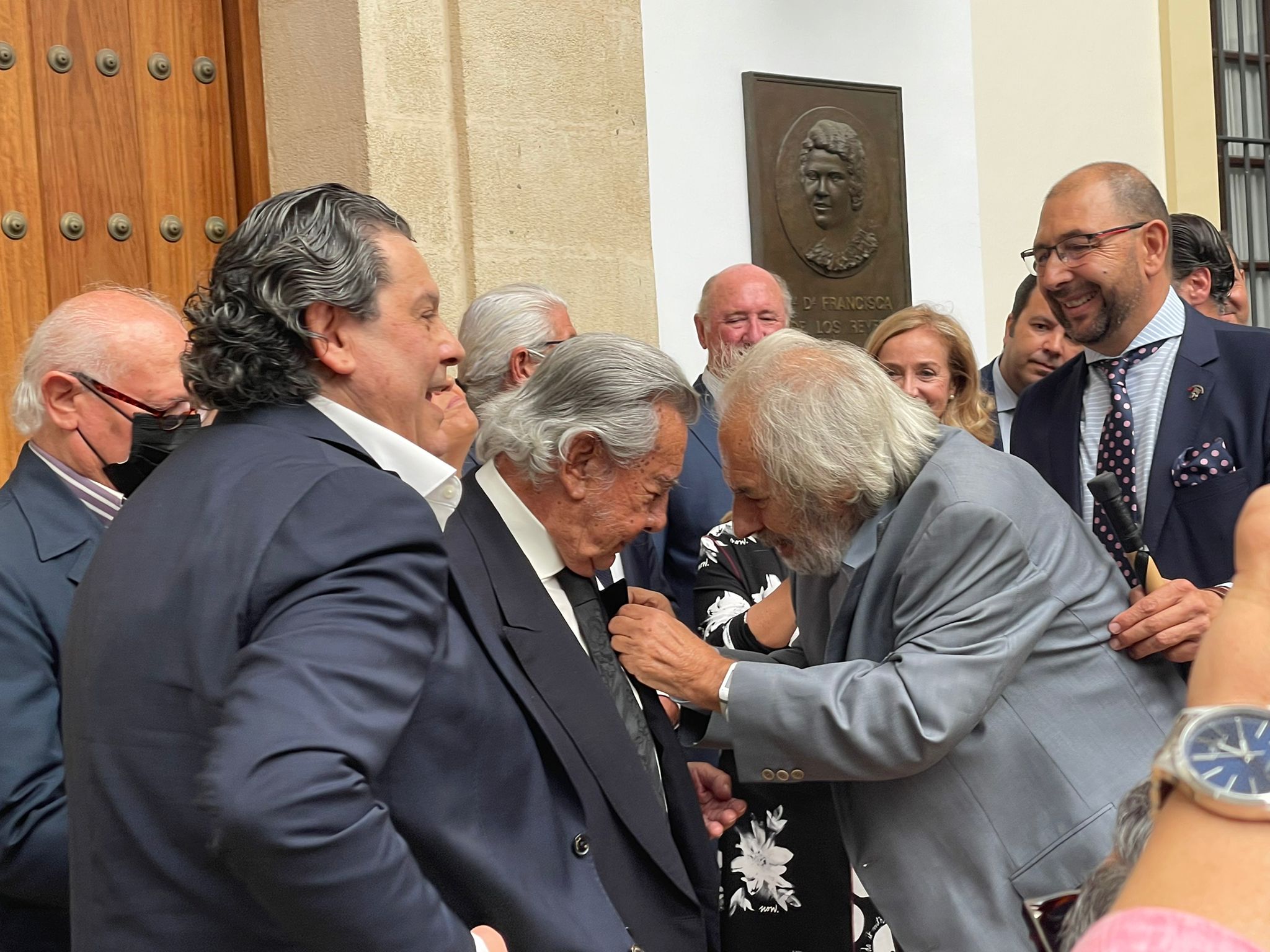Momento en el que Rafael de Paula coloca a Manuel Morao la insignia de oro de la Peña Flamenca Tío José de Paula.