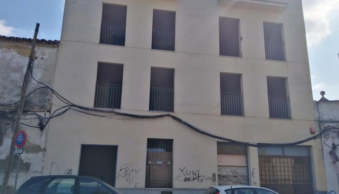 Inmueble desvalijado en calle Asta, donde se acumulan basuras.   JEREZ, PATRIMONIO DESTRUIDO.