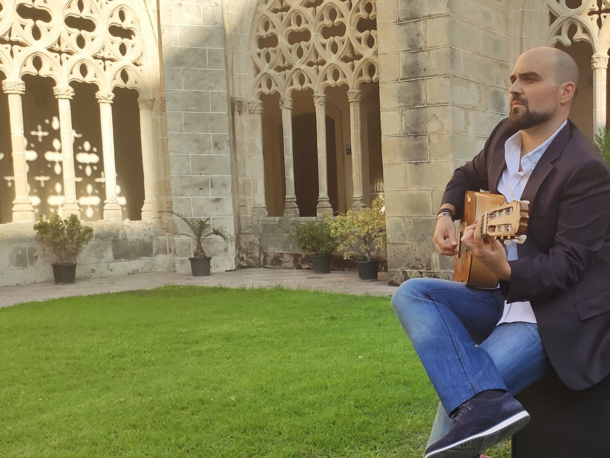 Santiago Lara es uno de los guitarristas y compositores más destacados de su generación.