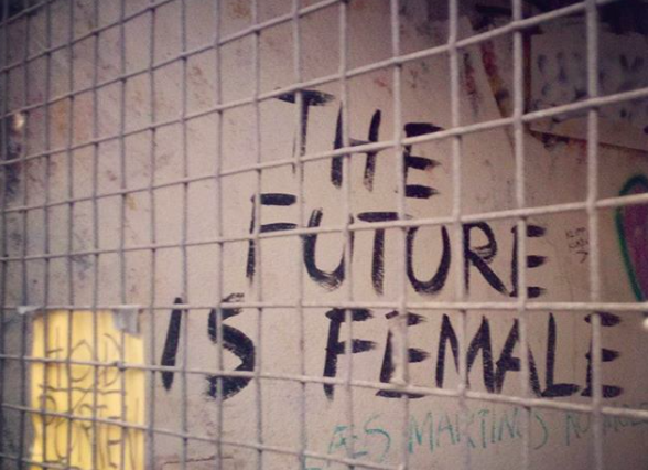 Una pintada feminista en inglés: "El futuro es femenino". FOTO: CLAUDIA GONZÁLEZ ROMERO.