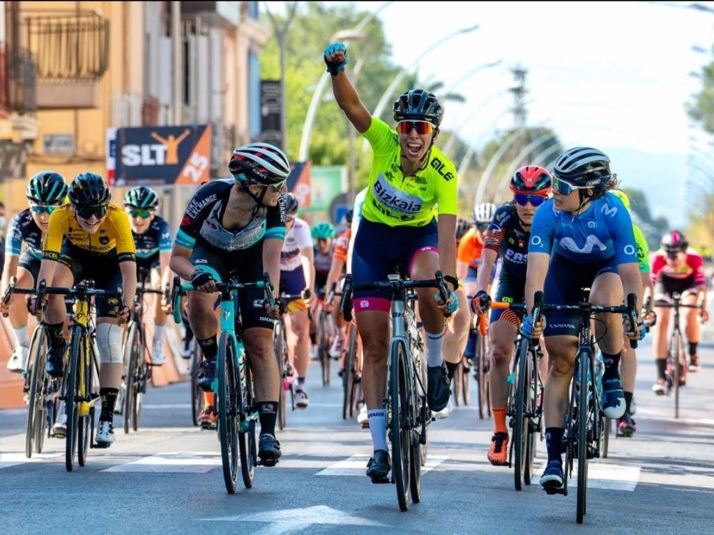 Una carrera que se resuelve al sprint. Andalucía contará por fin con una vuelta ciclista femenina.