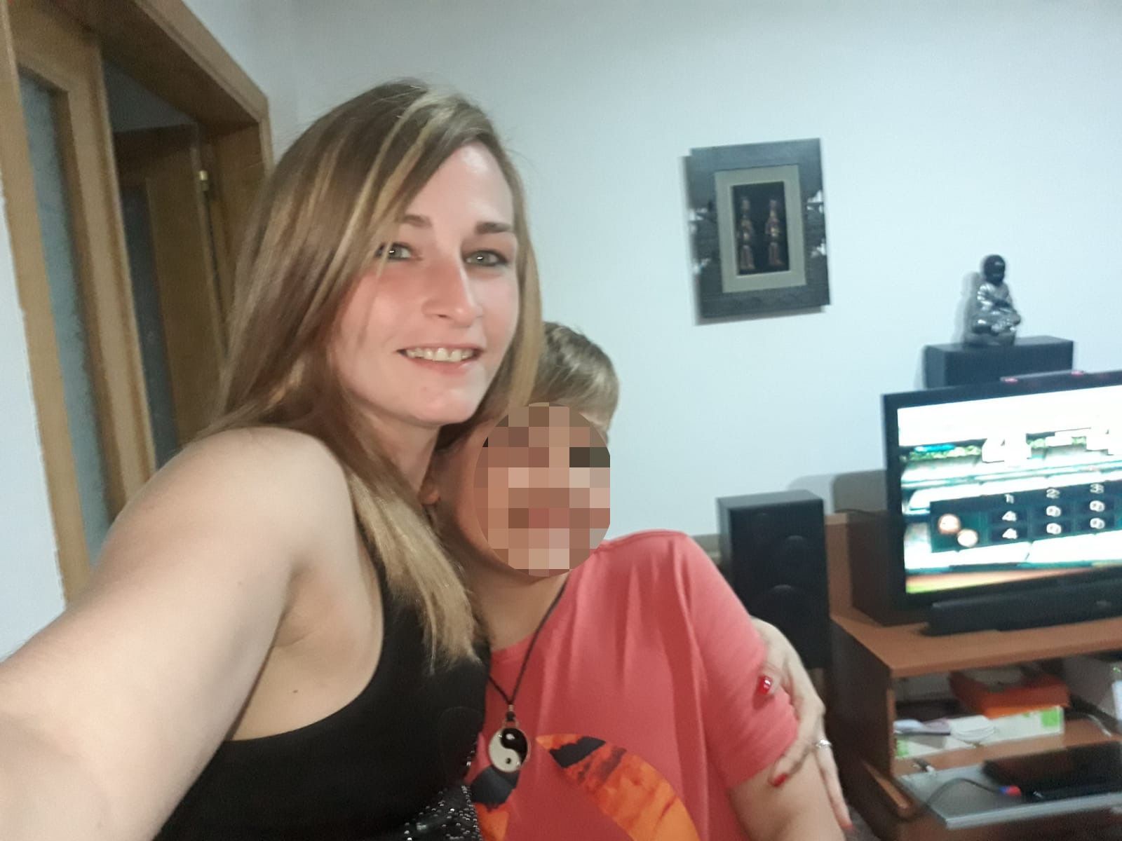 Lourdes Miguela junto a su hijo el mayor. FOTO: LVDS. 