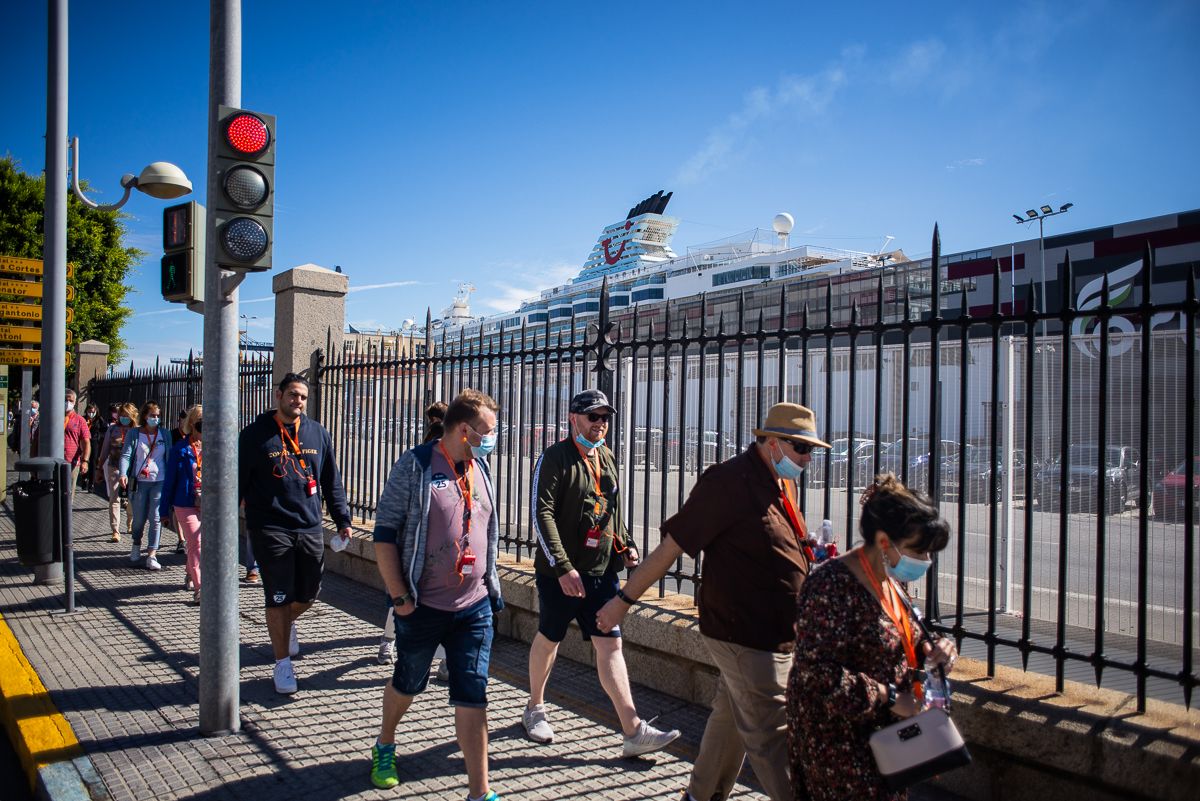 Turistas en Cádiz, junto al puerto, en días pasados.