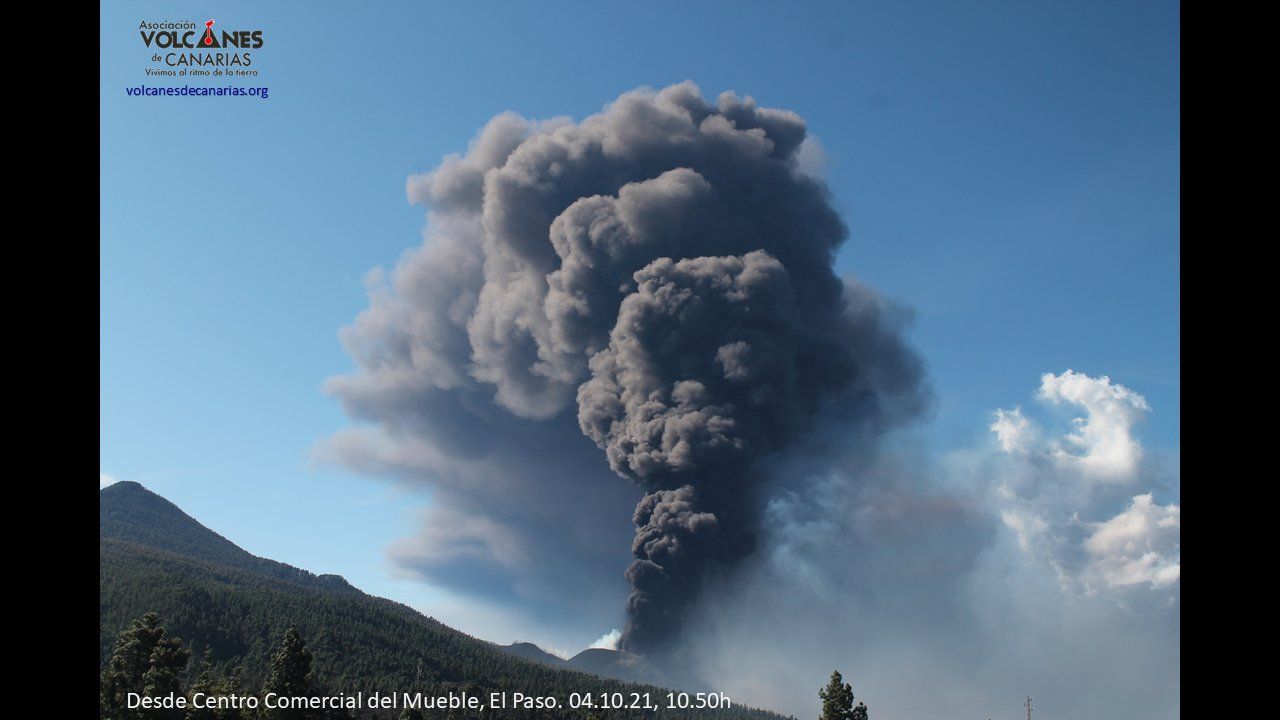 Una imagen de esta mañana de la columna eruptiva.