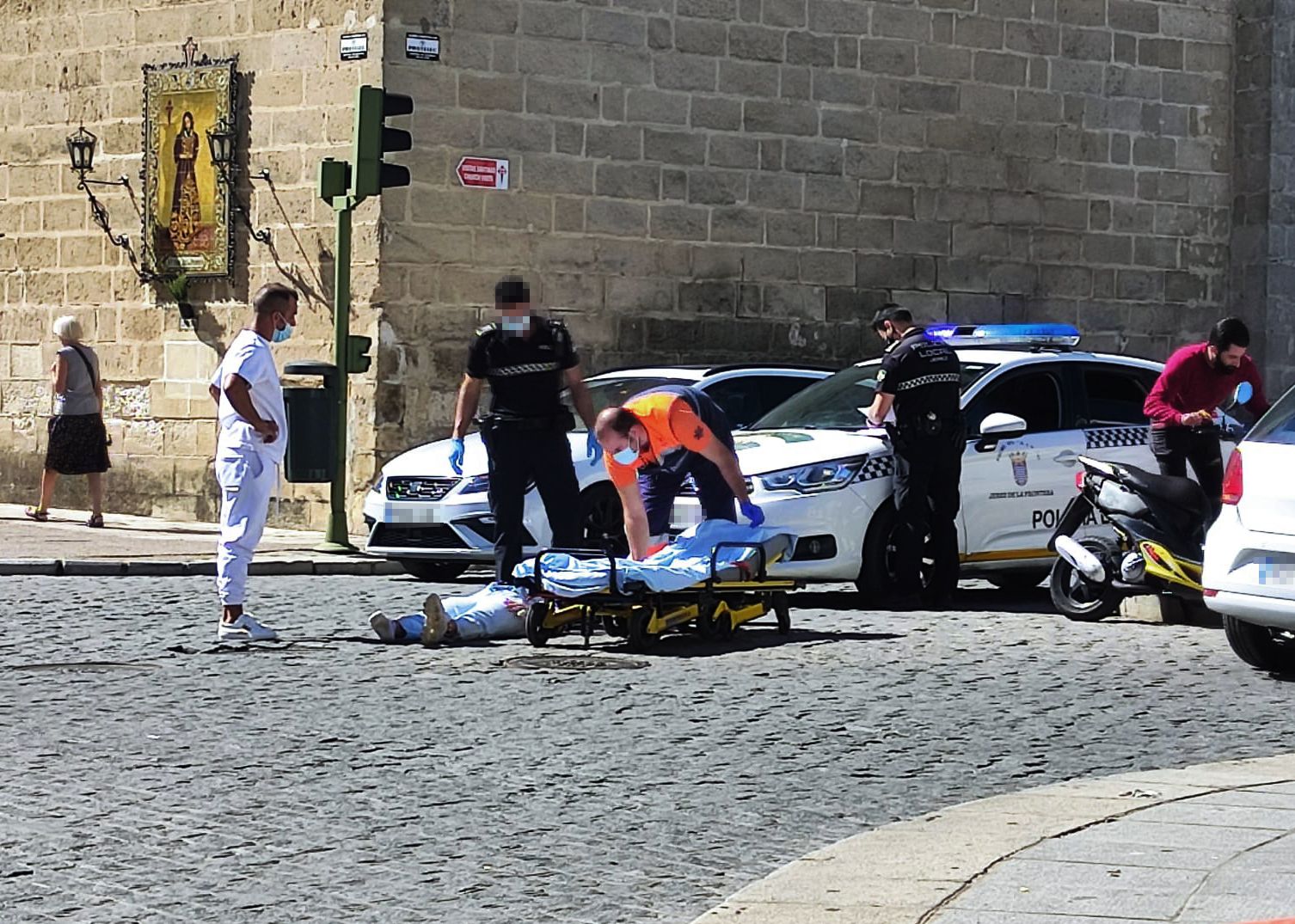 Accidente ante la Iglesia de Santiago de Jerez.   CANDELA NÚÑEZ