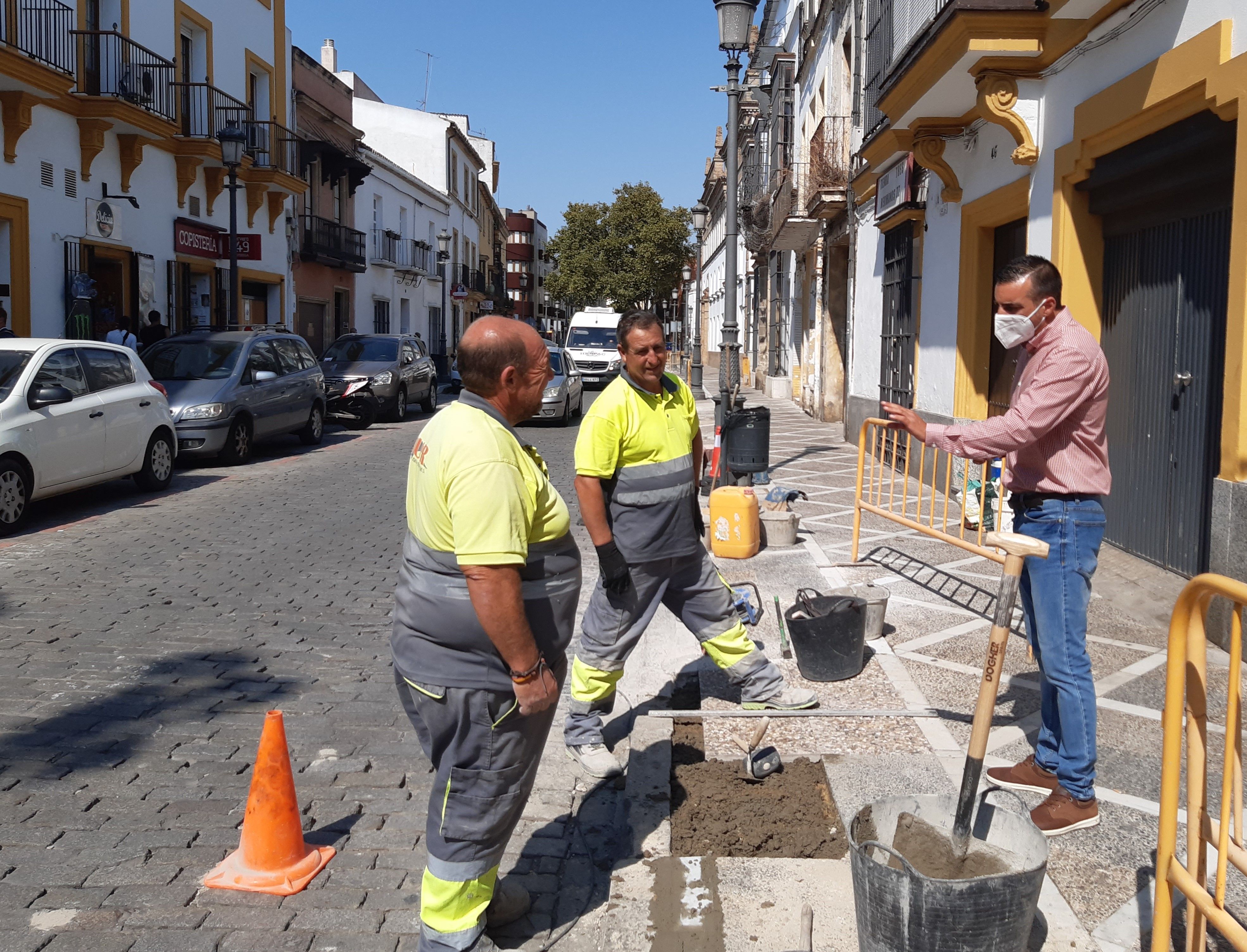 Arreglan los baches del acerado de Porvera en Jerez