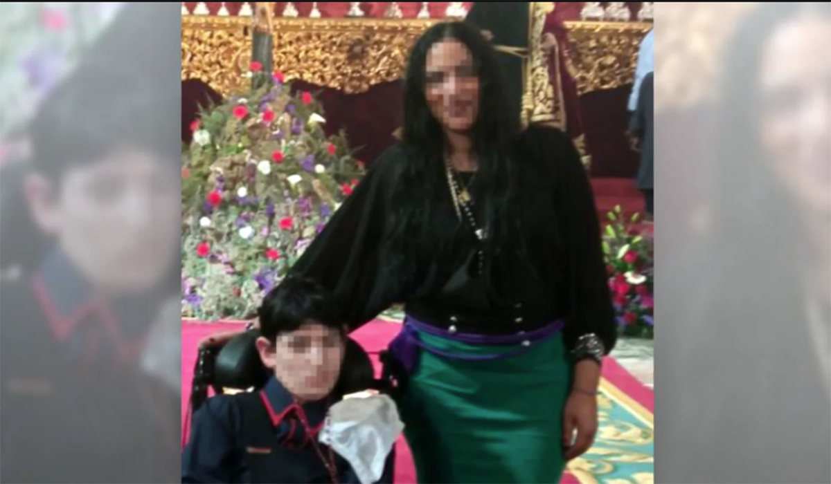 Macarena Díaz junto a su hijo Antonio David.