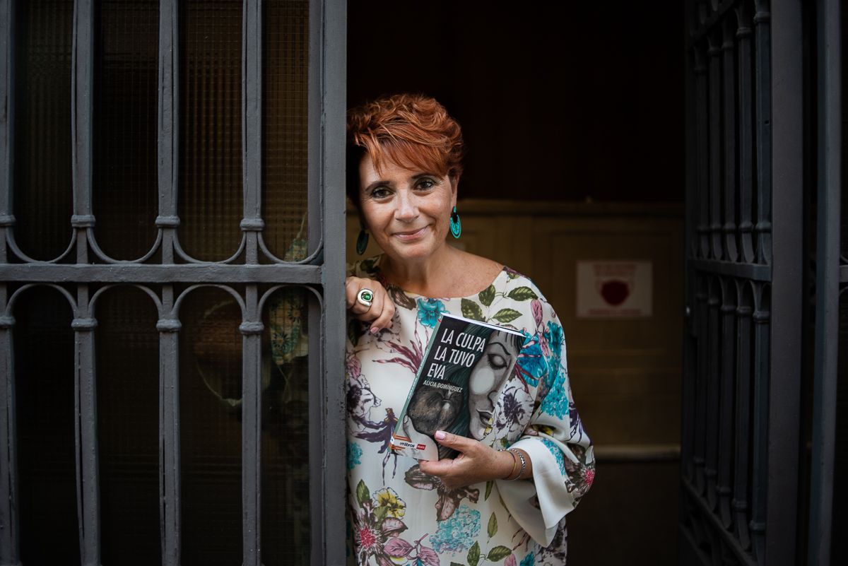 Alicia Domínguez, el pasado lunes, en la puerta de la Fundación Caballero Bonald de Jerez.