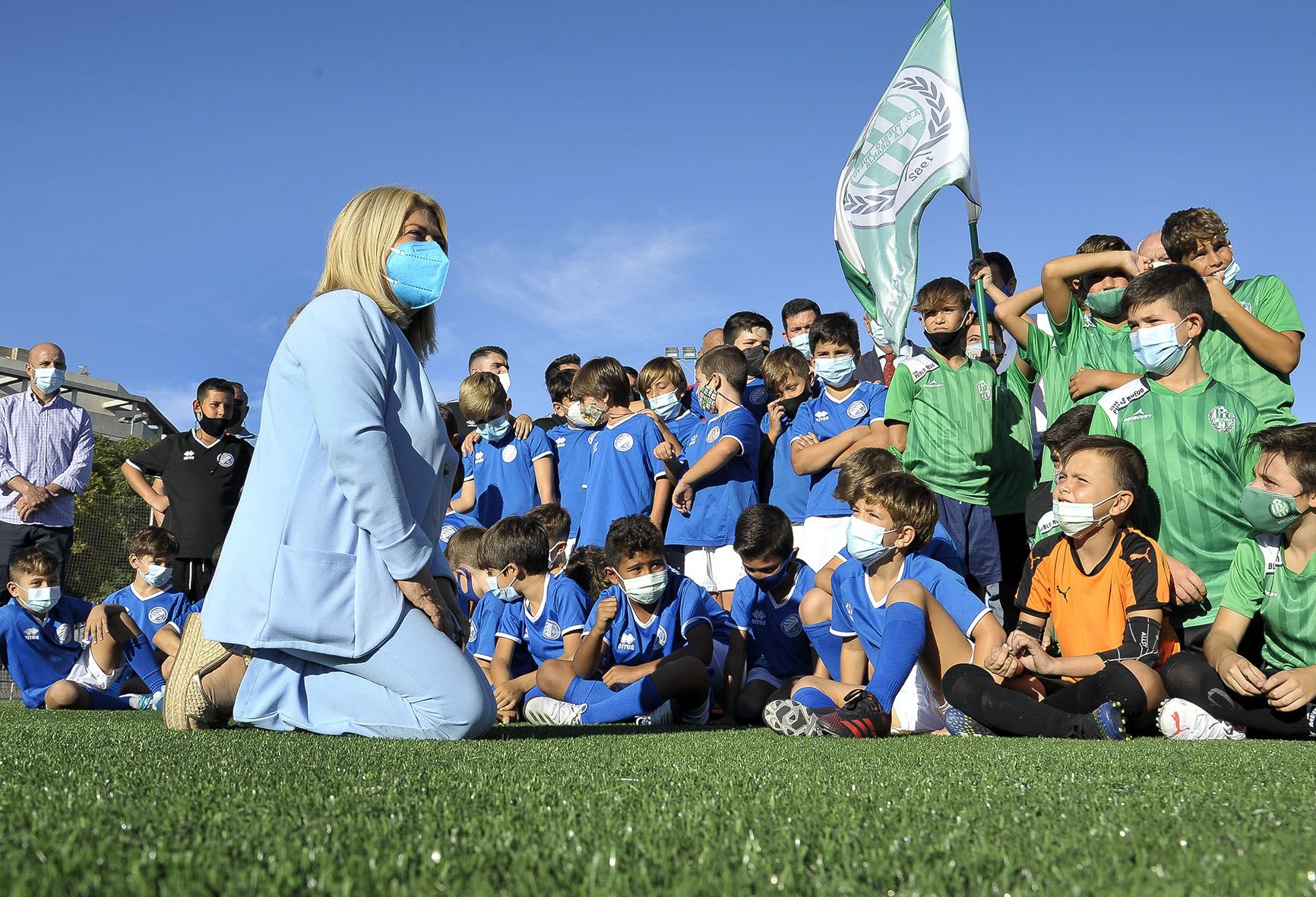 Mamen Sánchez, junto a jugadores de Xerez DFC y Pueblo Nuevo.