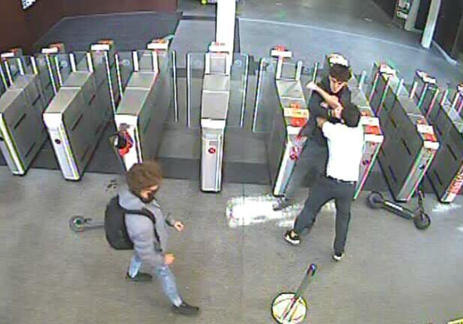 Apuñalado por dos jóvenes que se negaron a ponerse la mascarilla.