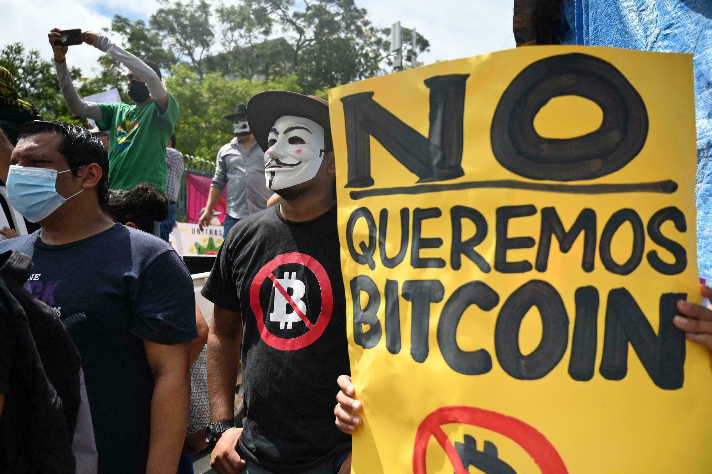 Manifestación en El Salvador contra el bitcoin. 