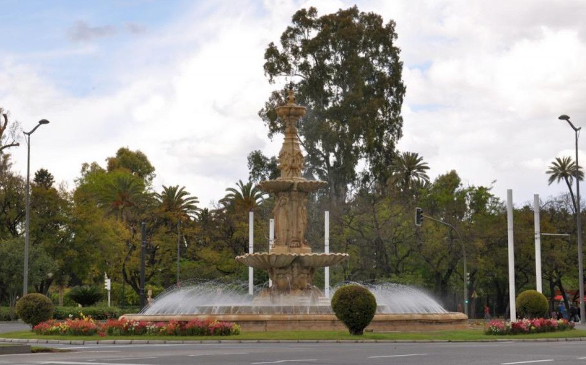 Plaza Don Juan de Austria próxima a la avenida Carlos V de Sevilla. WIKIMAPIA
