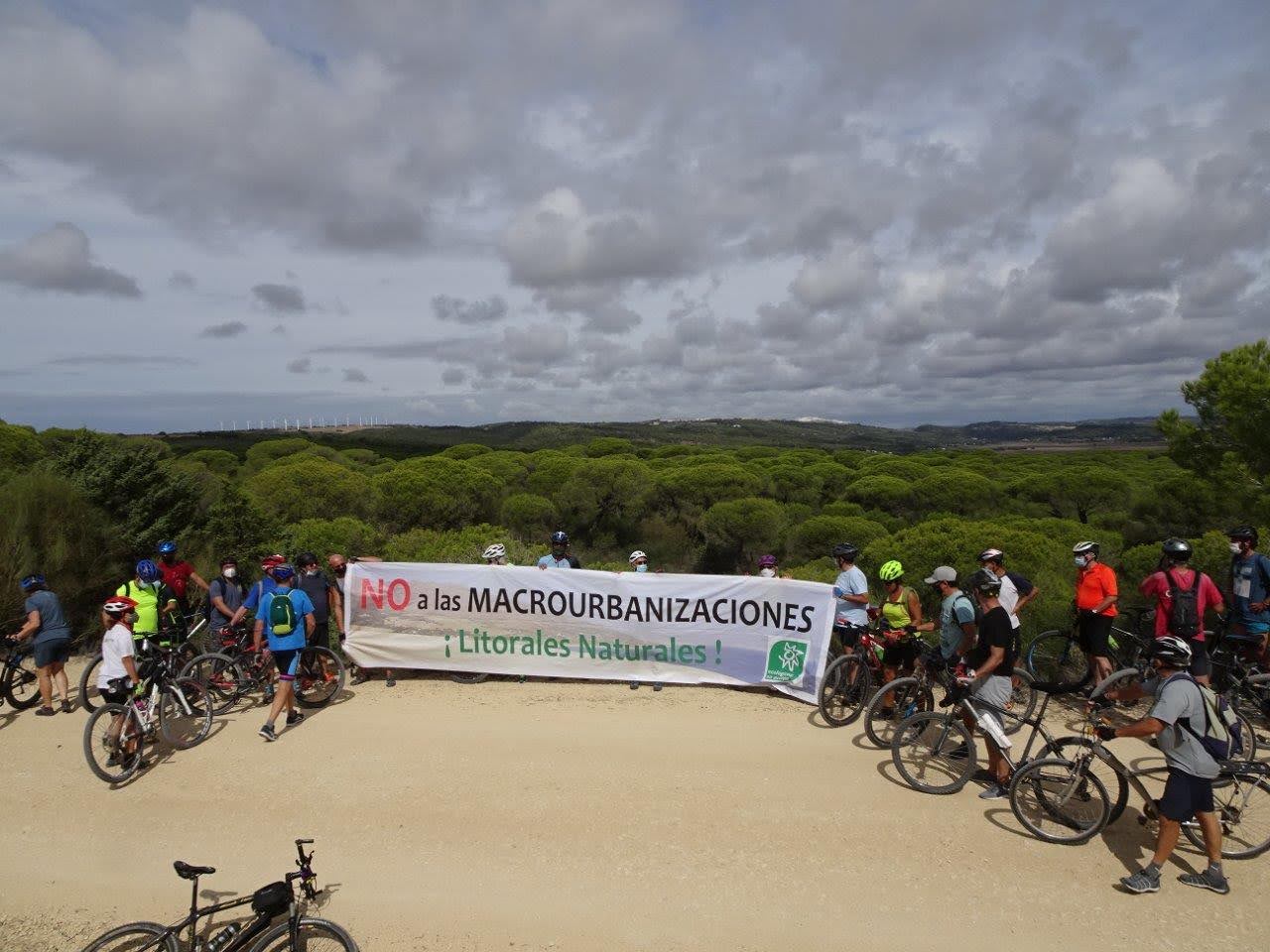 Así fue la 'Ecomarcha' ciclista contra la especulación urbanística por el litoral de Vejer, Barbate y Tarifa