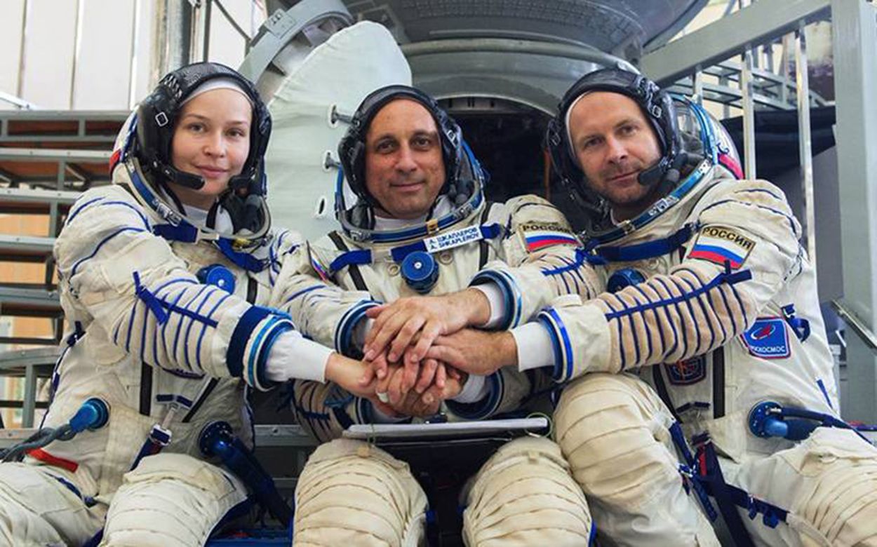  Los tres tripulantes de la nave rusa Soyuz MS-19 que forman parte de un acontecimiento histórico con la grabación de la primera película en el espacio.