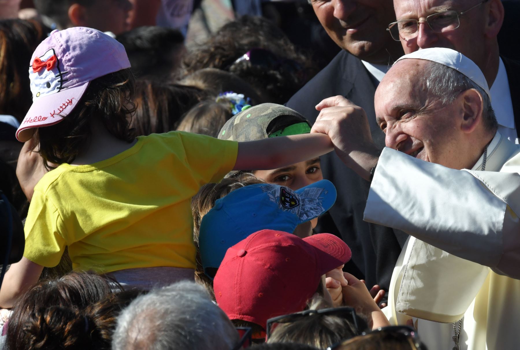 El Papa Francisco, junto a un grupo de niños.