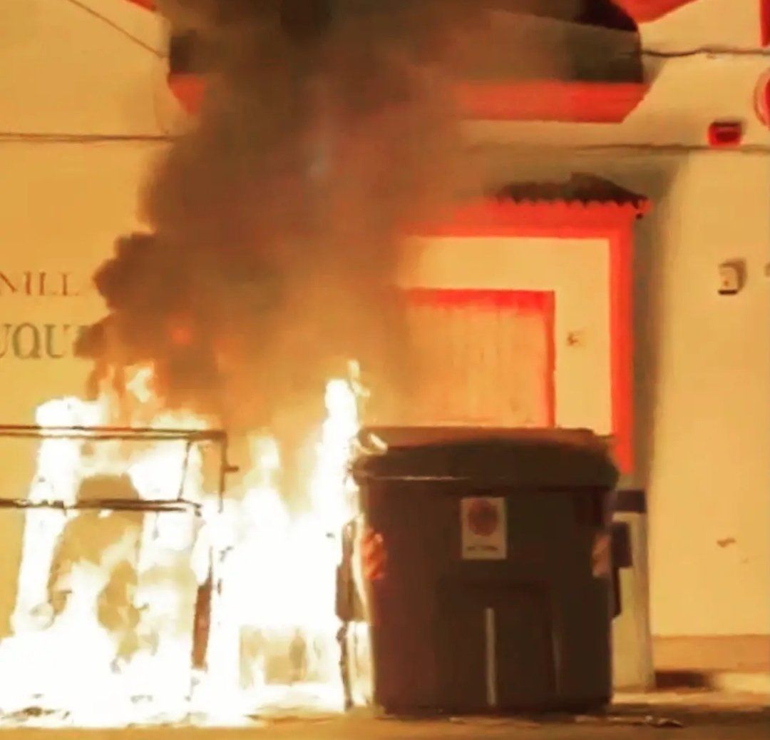 Incendio intencionado en la entrada a la cooperativa Virgen de la Caridad.