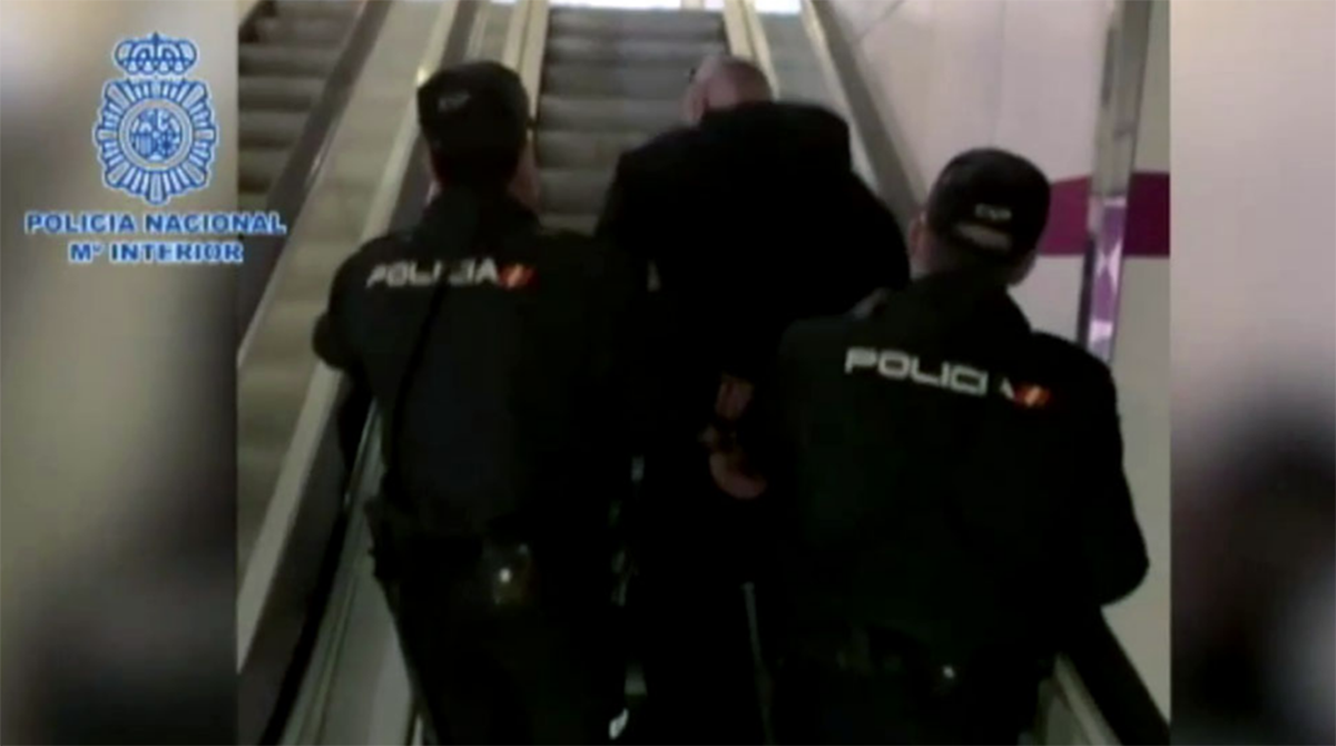 Dos agentes de la Policía Nacional, con el acusado de grabar a 71.000 mujeres en baños públicos.