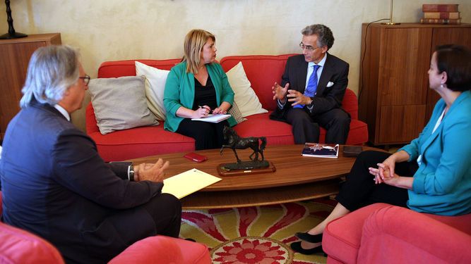 La alcaldesa, junto a Manuel María Lejarreta, tras el cierre del acuerdo para que Jerez acoja el foro España-EEUU.