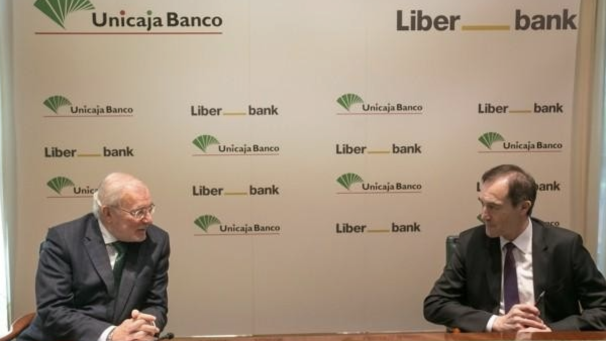 Unicaja despedirá a unos 1.500 empleados mientras sube el sueldo a su CEO un 18%