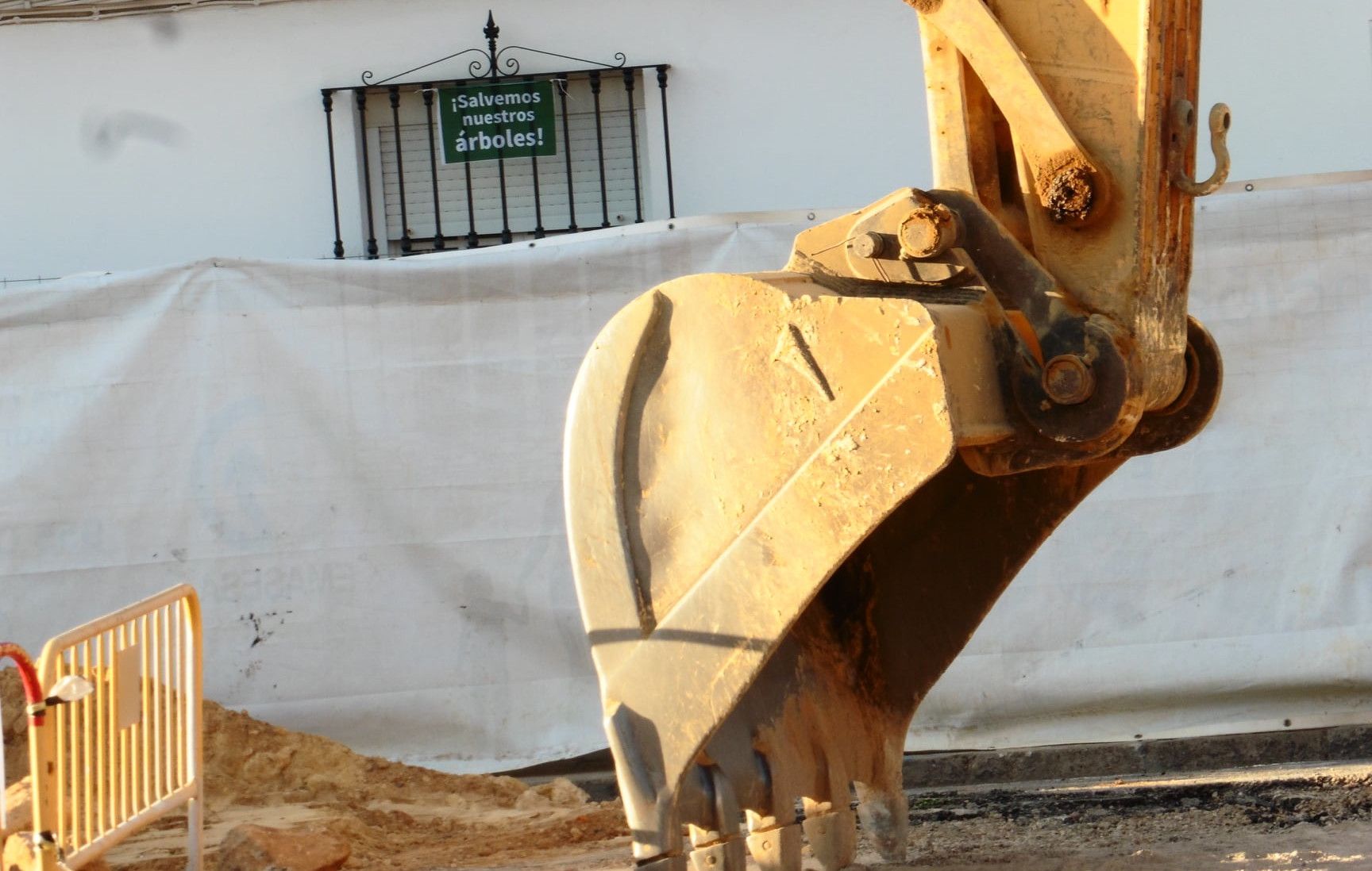 Obras en la calle Tajo de Dos Hermanas donde se sitúa la arboleda histórica en la mediana.
