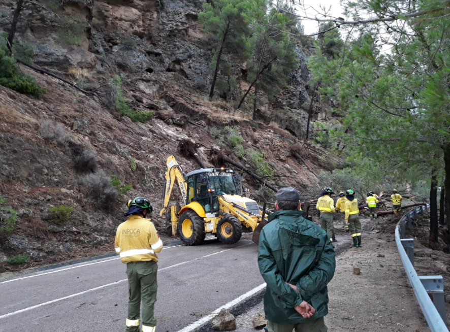Un total de 61 Bomberos Forestales, 3 técnicos de operaciones, 3 agentes de medio ambiente, 4 vehículos pesados, y 12 vehículos ligeros actúan en localidades de Málaga y Sevilla en tareas de retirada de lodos, rocas..., incidencias provocadas por las fuer