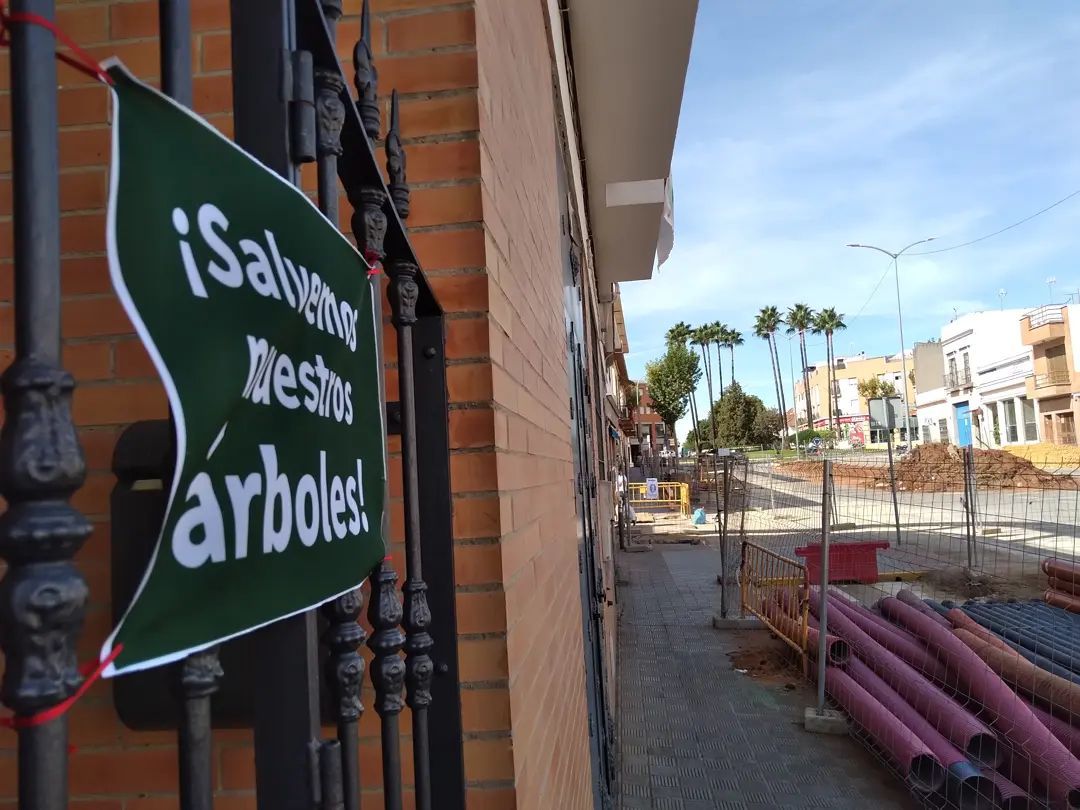 Carteles reivindicativos en la calle Tajo.
