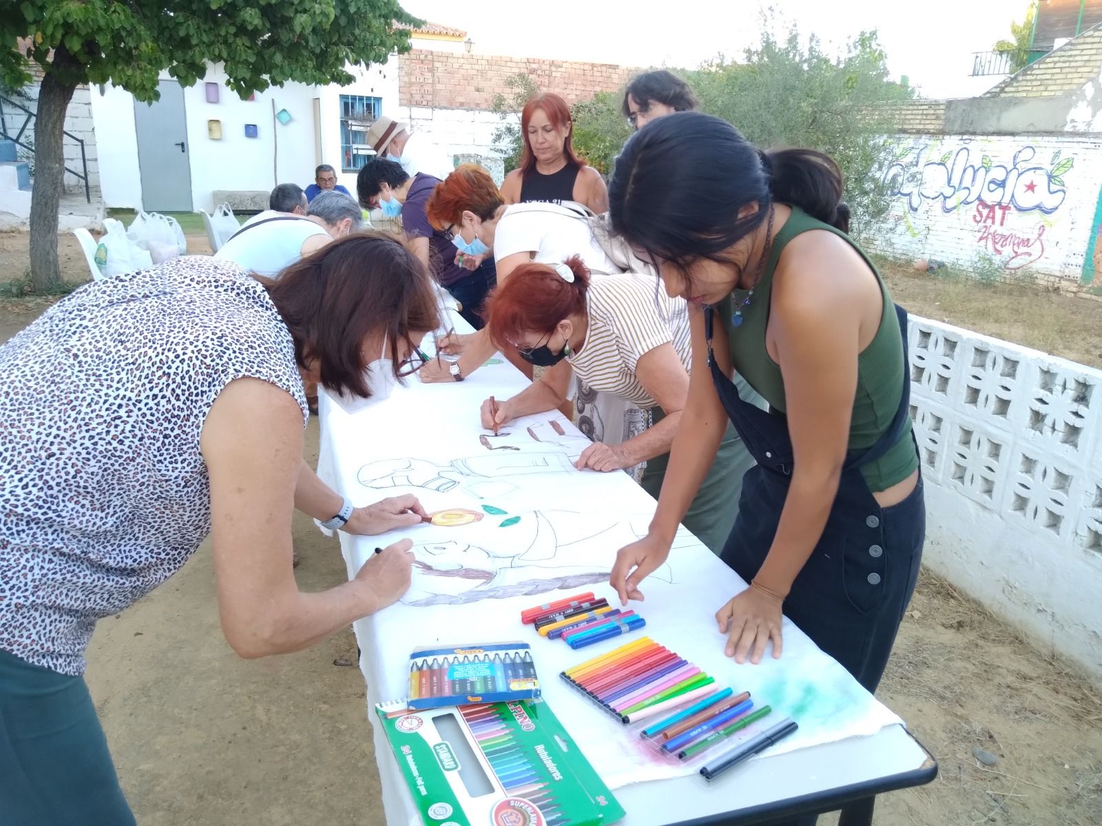 Vecinos creando pancartas. 