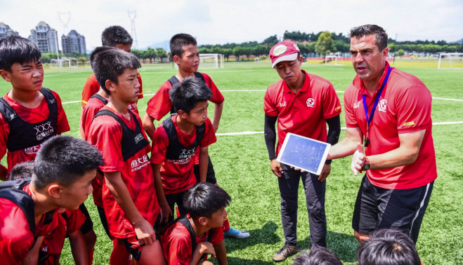 El que fuera jugador xerecista se dirige a sus jugadores de la escuela de fútbol en China.