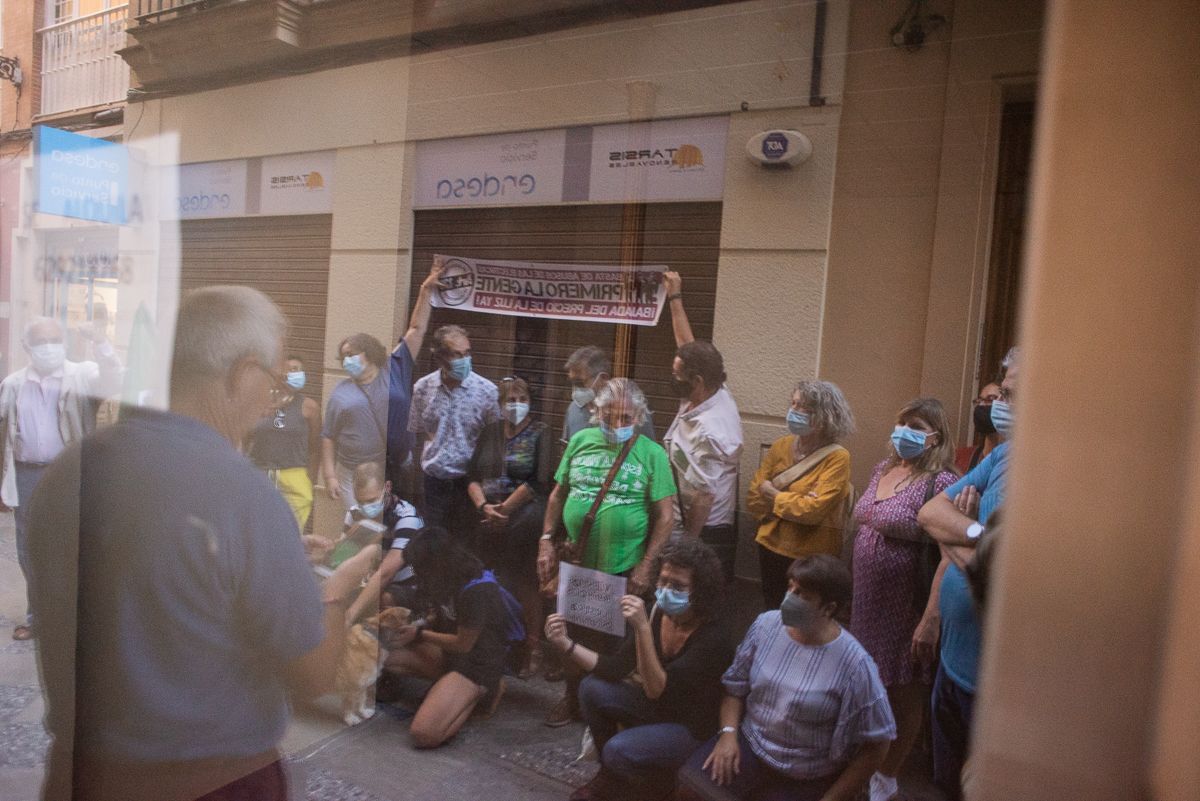 Los manifestantes reclaman que una bajada de la luz. MANU GARCÍA Los manifestantes reclaman que una bajada de la luz. MANU GARCÍA
