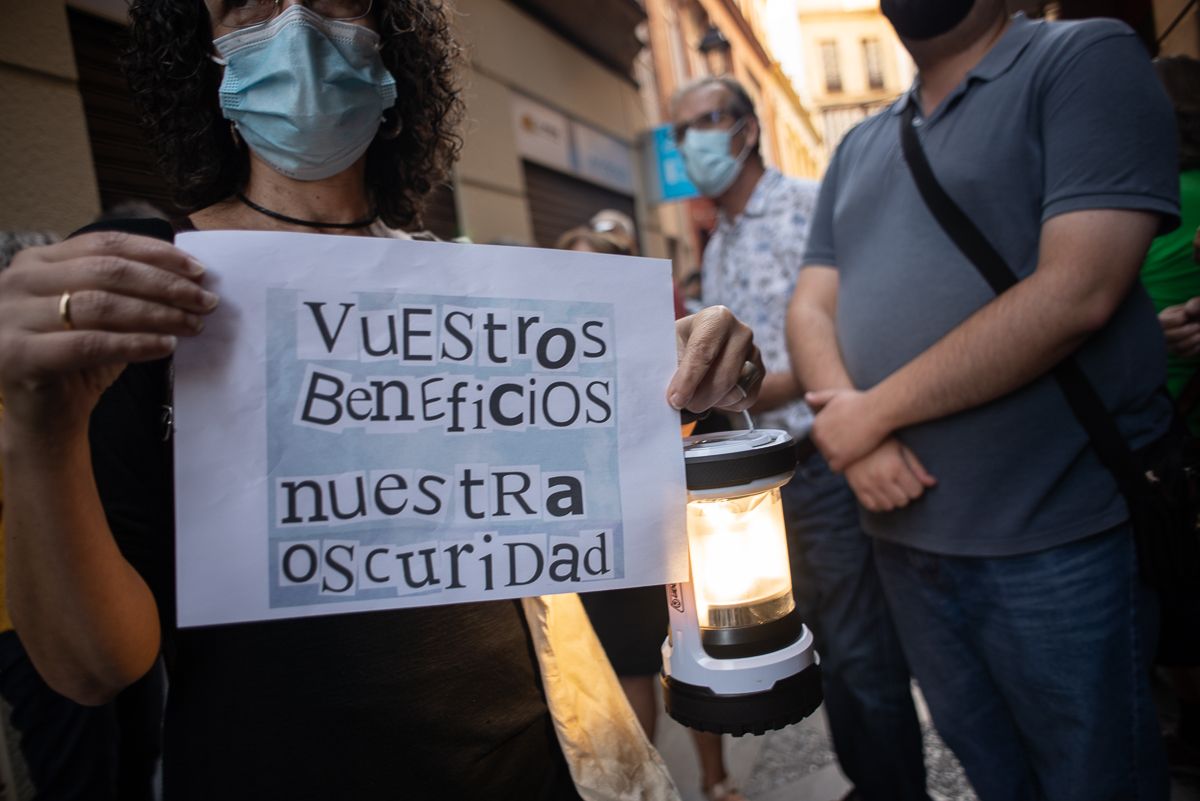 Jerez protesta contra "el abuso de las eléctricas": 'Vuestros beneficios, nuestra oscuridad', uno de los mensajes que se vieron.    MANU GARCÍA