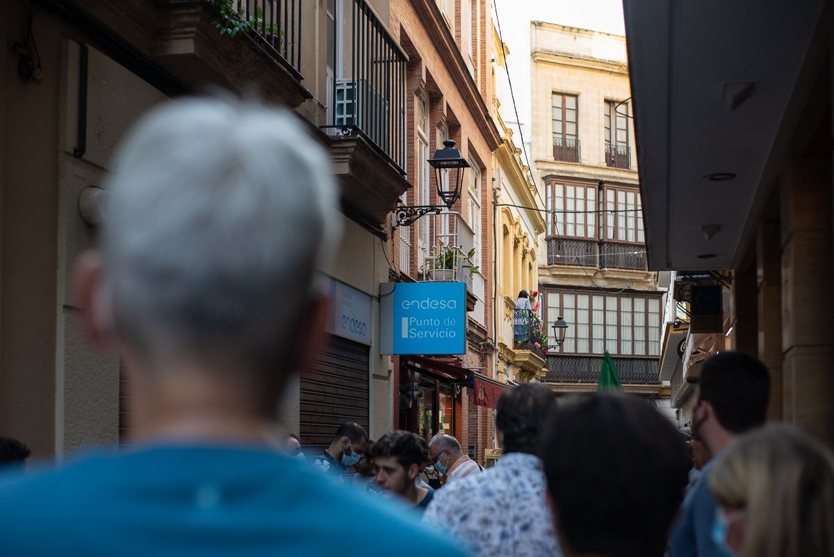 La protesta se ha llevado a cabo en la céntrica calle Algarve, ante una oficina de Endesa. MANU GARCÍA La protesta se ha llevado a cabo en la céntrica calle Algarve, ante una oficina de Endesa. MANU GARCÍA