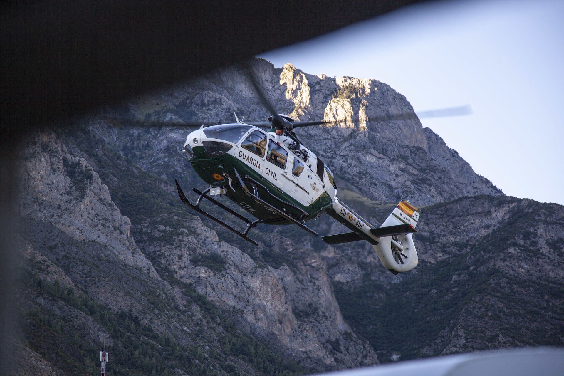 El helicóptero de la Guardia Civil, en una operación de rescate de montaña.