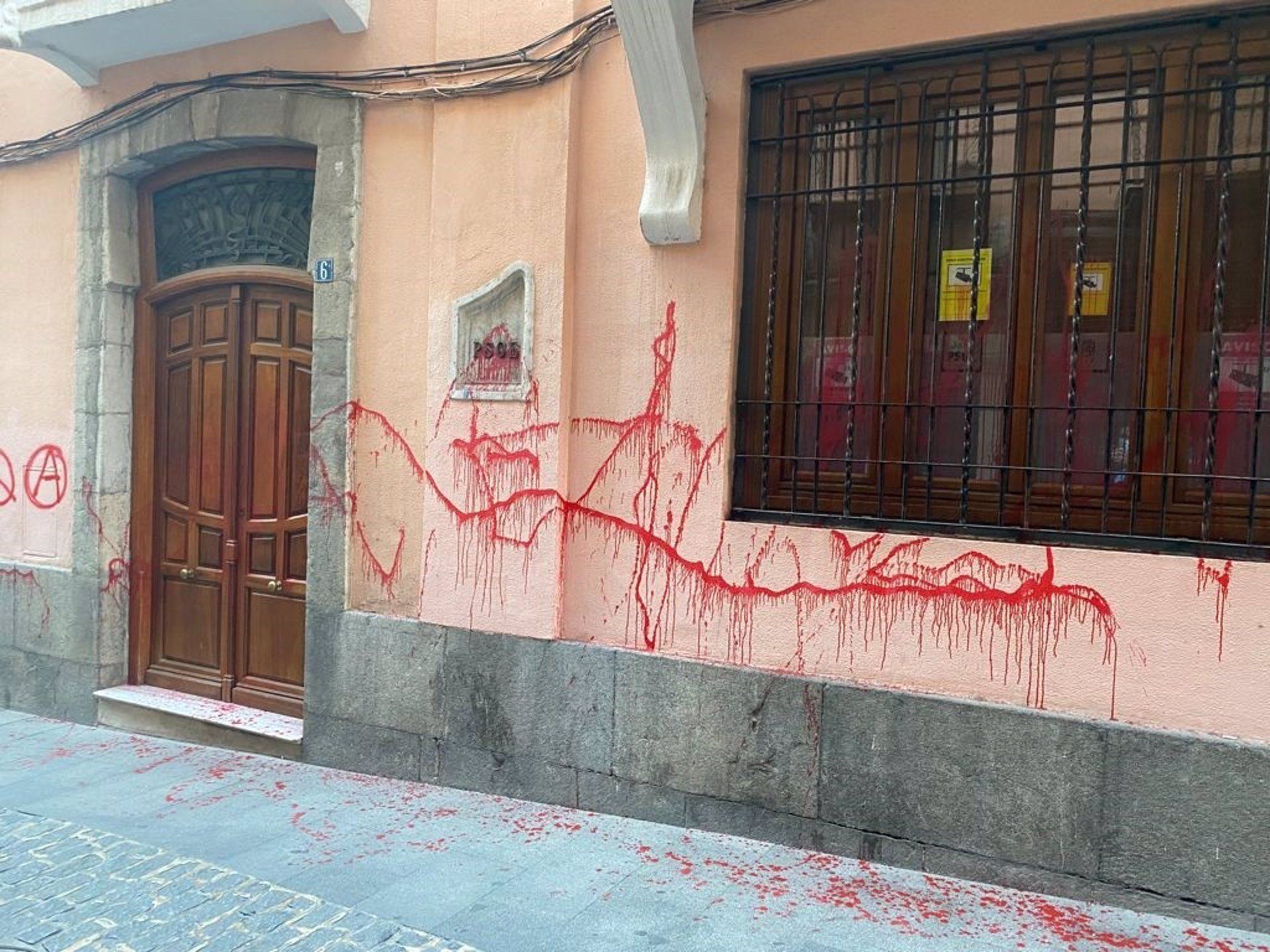 Pintadas en la fachada de la sede provincial del PSOE de Jaén.