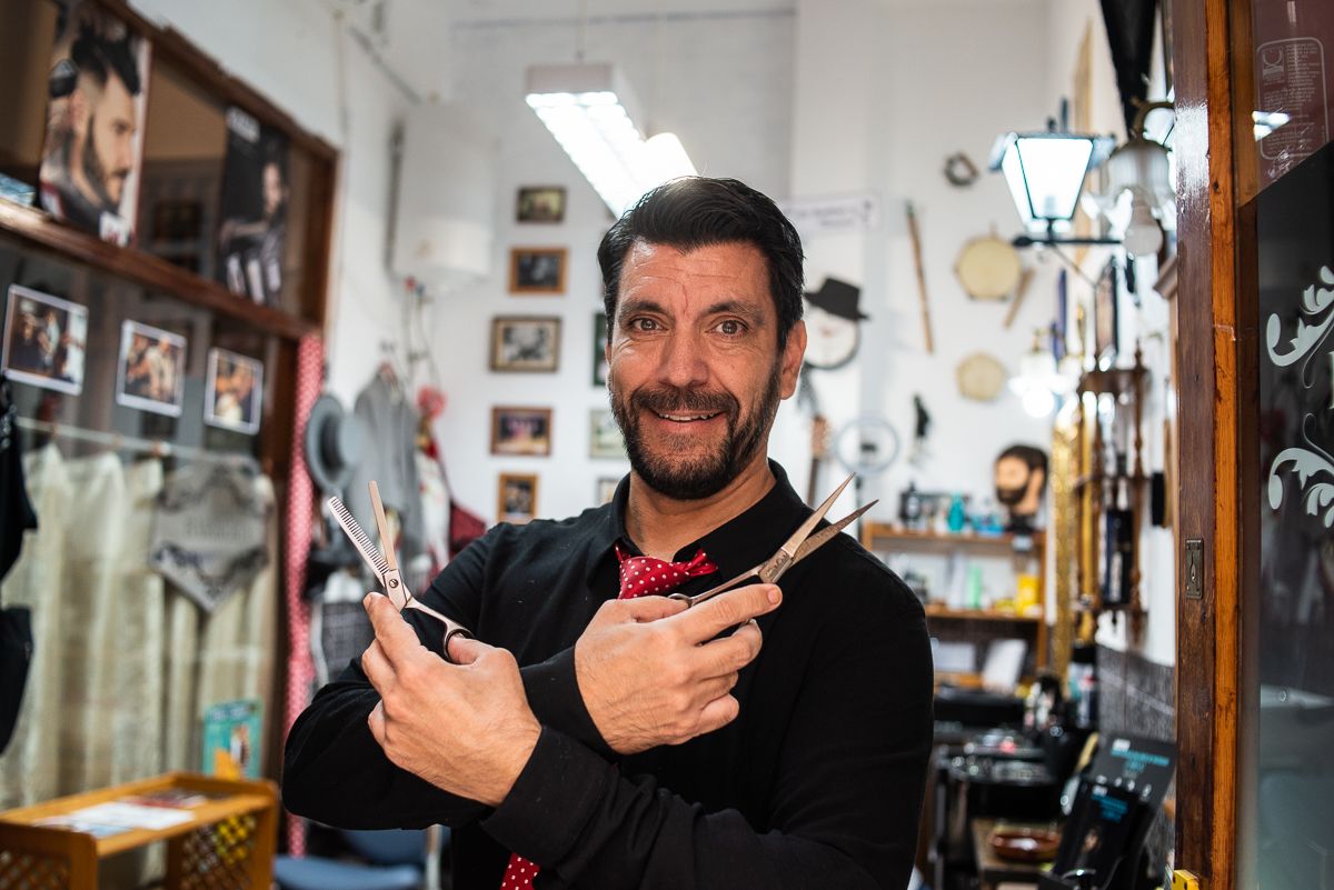 Kikuelo, arte y compás con las tijeras en la barbería más flamenca. 