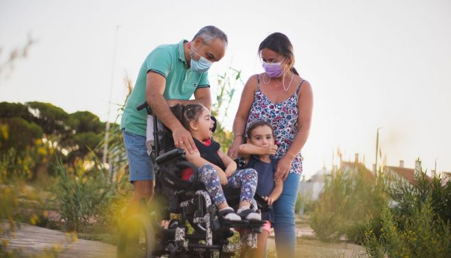 Su familia está volcada en recaudar fondos para sufragar la terapia.   MANU GARCÍA