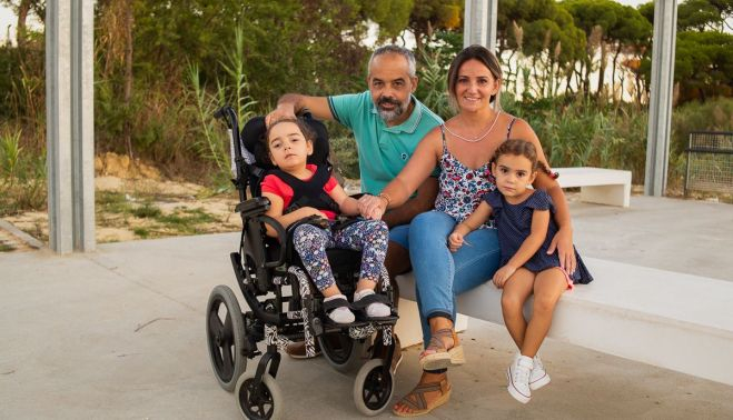 La familia, que ya ve sonreír a la sirenita de Puerto Real, agradece el apoyo desinteresado de la gene.   MANU GARCÍA
