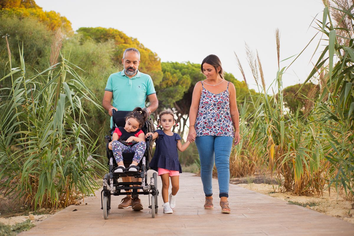 Alba Ramos junto a sus padres y su hermana en Puerto Real.   MANU GARCÍA