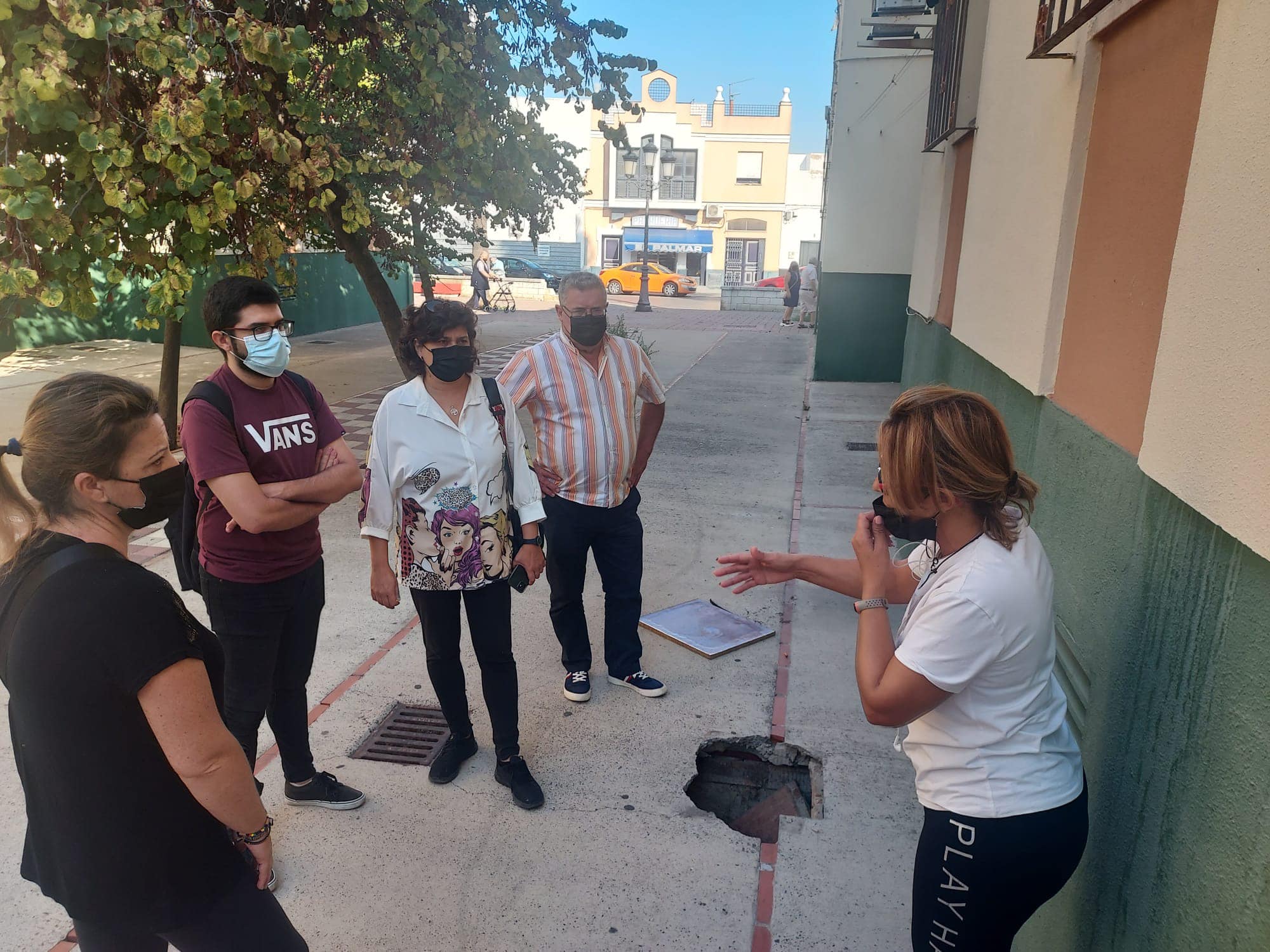 Los concejales de IU, encabezamos por Carmen Álvarez, junto a vecinos de Jesús Nazareno. 