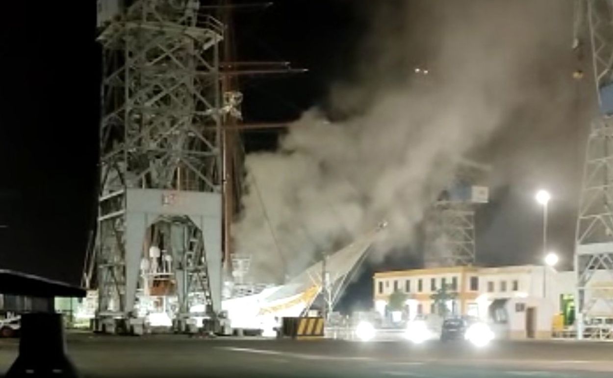 Imagen del humo que dejó el incendio en el buque escuela Elcano.