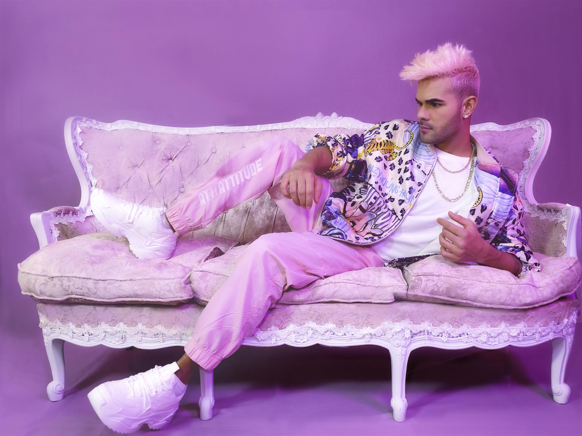 Enrique Bernabeu, en la imagen con la que ha presentado un single a ritmo de reguetón. 