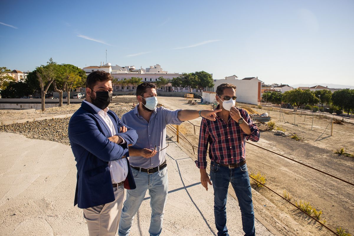 El alcalde de Trebujena, Jorge David Rodríguez Pérez, señala las vistas desde el Cerro de la Memoria junto al delegado territorial de la Junta y el delegado municipal de Urbanismo