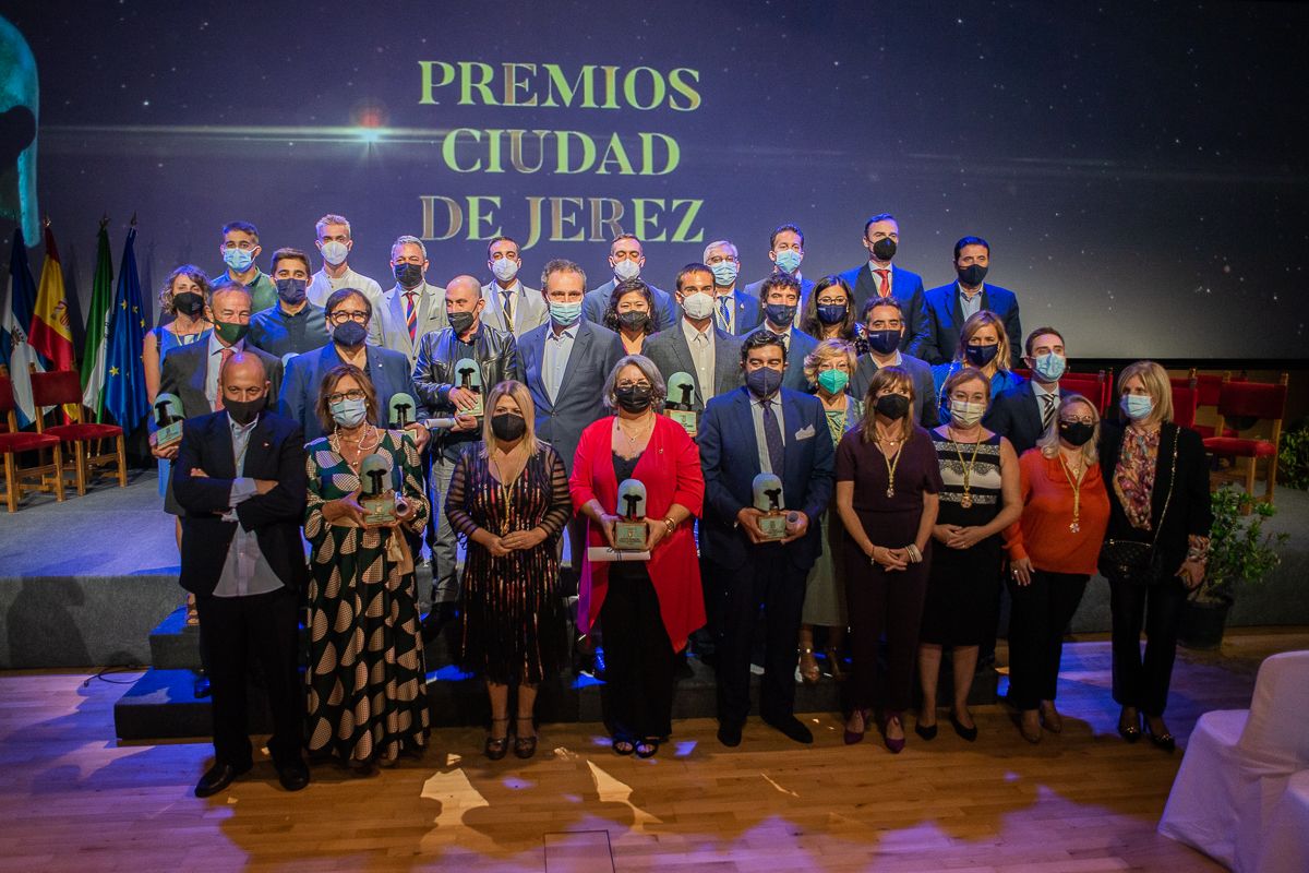 Foto de familia de la entrega de los Premios Ciudad de Jerez 2021.   MANU GARCÍA