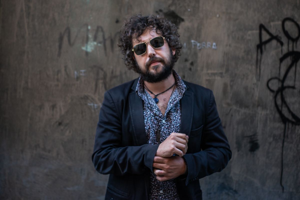 Gonzalo de Cos posa tras una entrevista con lavozdelsur.es en el centro de Jerez. Este sábado actúa en Cádiz