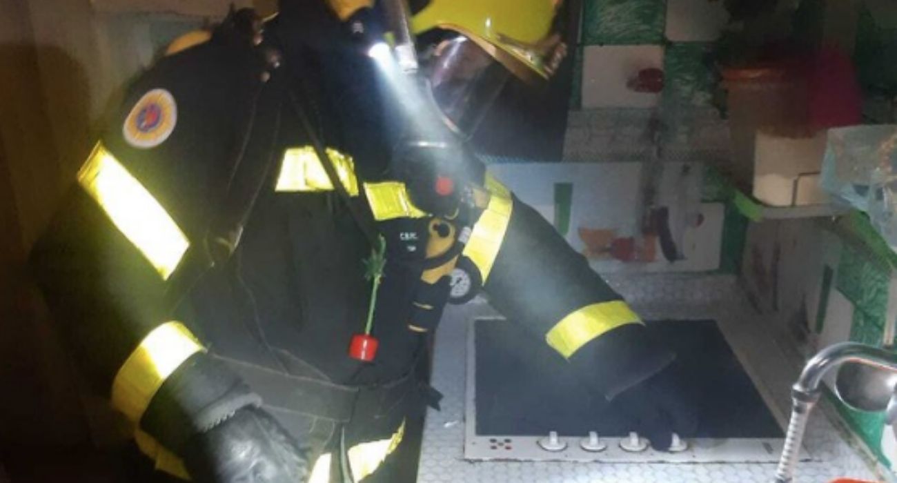 Un bombero, en una vivienda afectada por un incendio en la cocina, en una imagen de archivo.