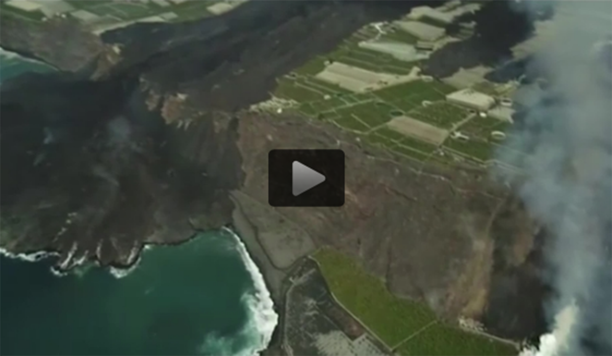 Una imagen, a vista de dron, de la llegada de la lava al mar.
